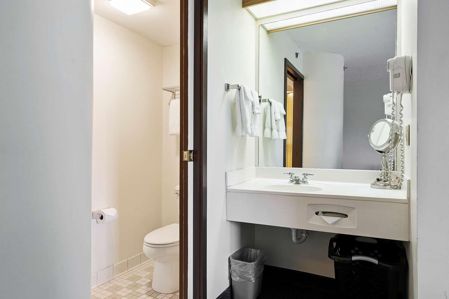 Charlevoix Inn & Suites Surestay Collection By Best Western 외부 사진