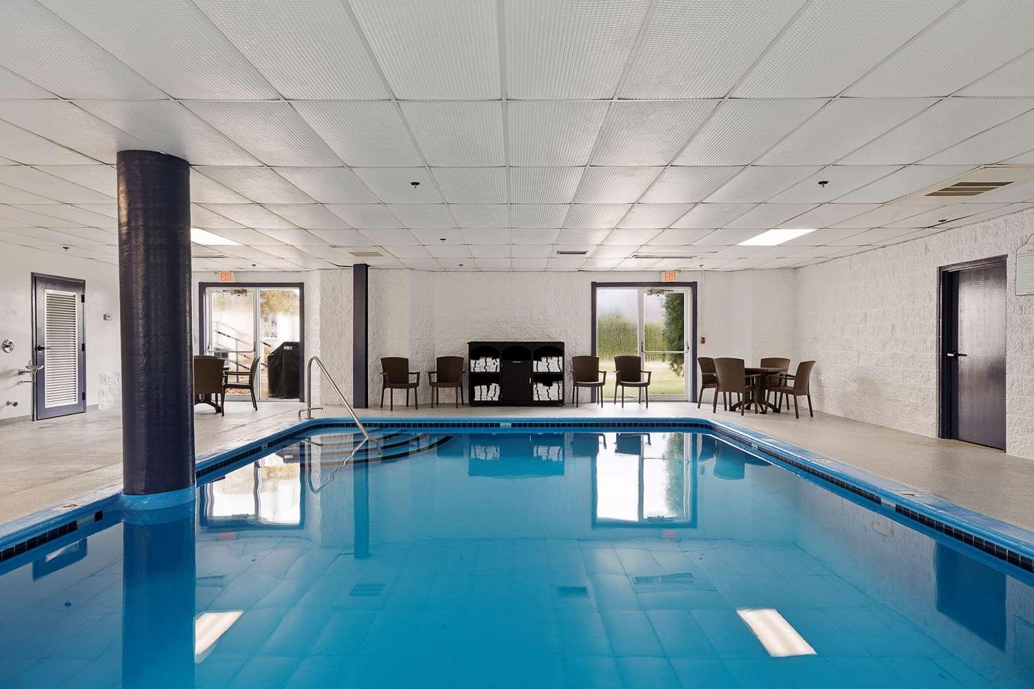 Charlevoix Inn & Suites Surestay Collection By Best Western 외부 사진