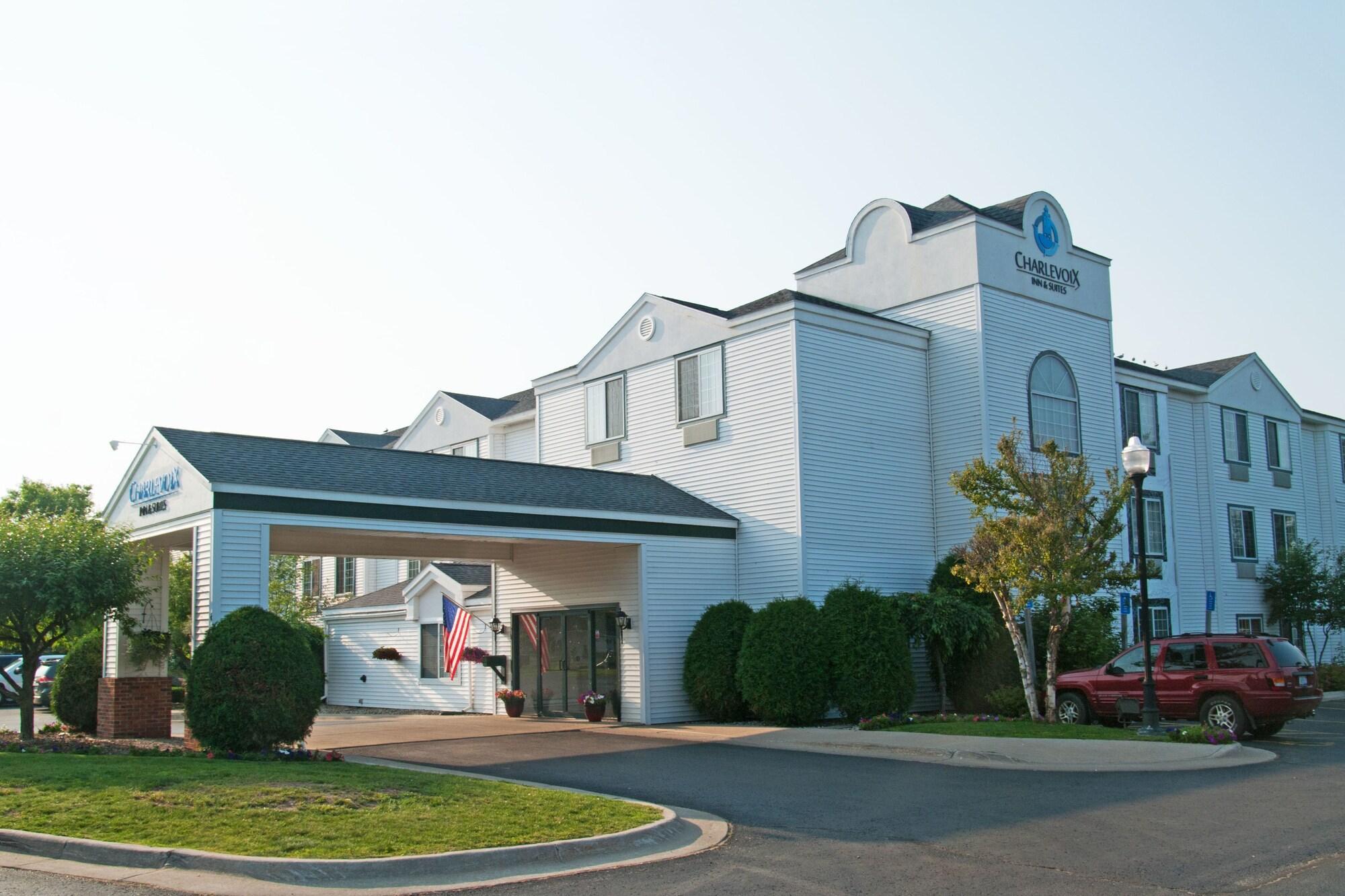 Charlevoix Inn & Suites Surestay Collection By Best Western 외부 사진