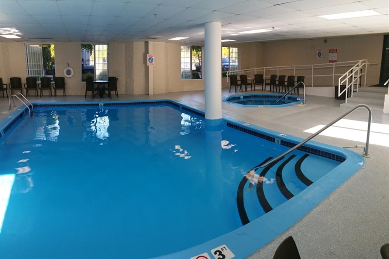 Charlevoix Inn & Suites Surestay Collection By Best Western 외부 사진