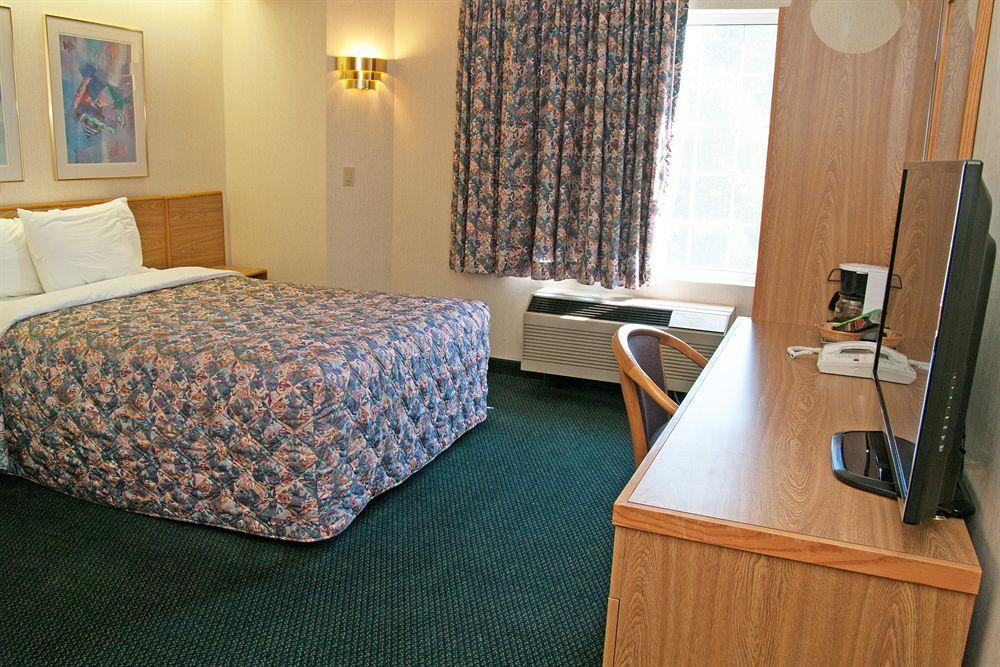 Charlevoix Inn & Suites Surestay Collection By Best Western 외부 사진
